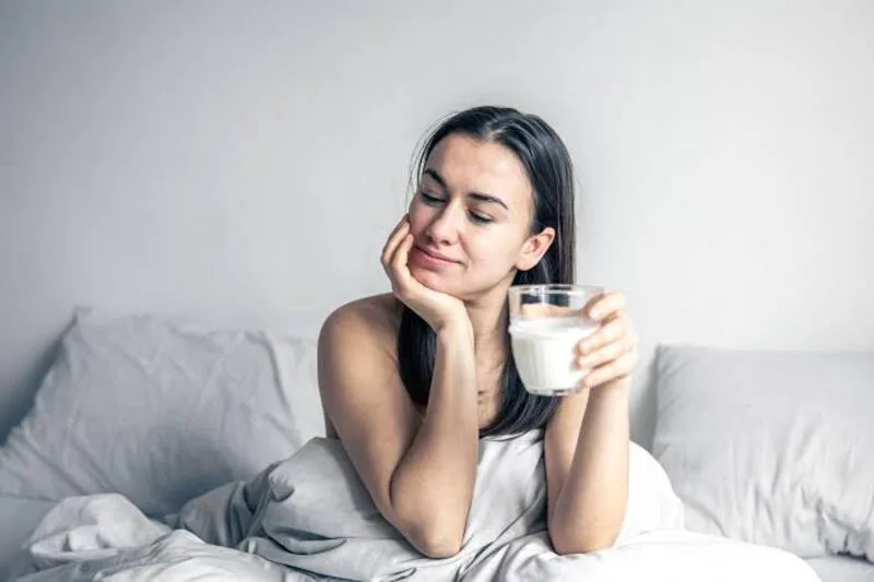 uống sữa trước khi ngủ có tốt không