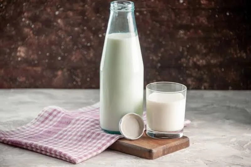 uống sữa trước khi ngủ có tốt không