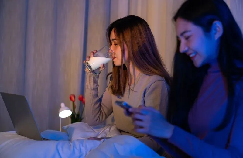 uống sữa trước khi ngủ có tốt không